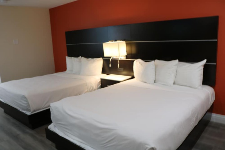 1 Queen Bed | Mob Accessible Roll in Shower Micfridg (11 of 25)