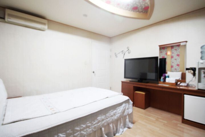 Room 2 of 2