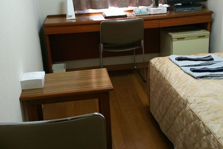 Room 7 of 80