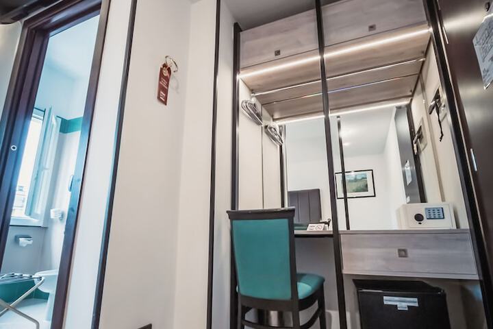 Room 9 of 90