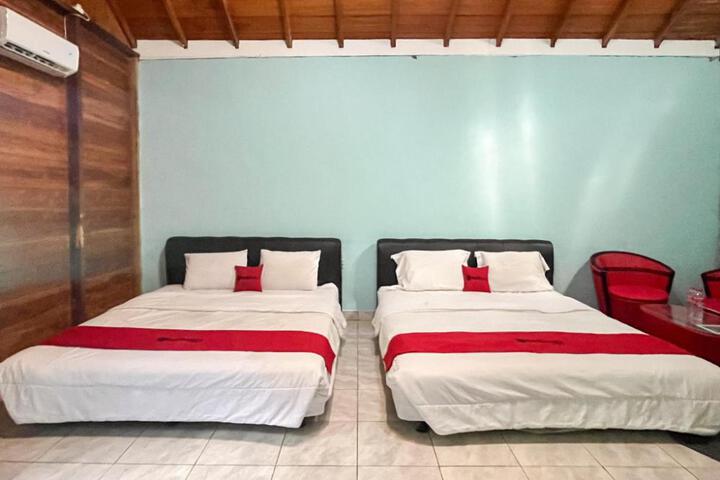 RedDoorz at Villa Waterfun Favour Pagar Alam
