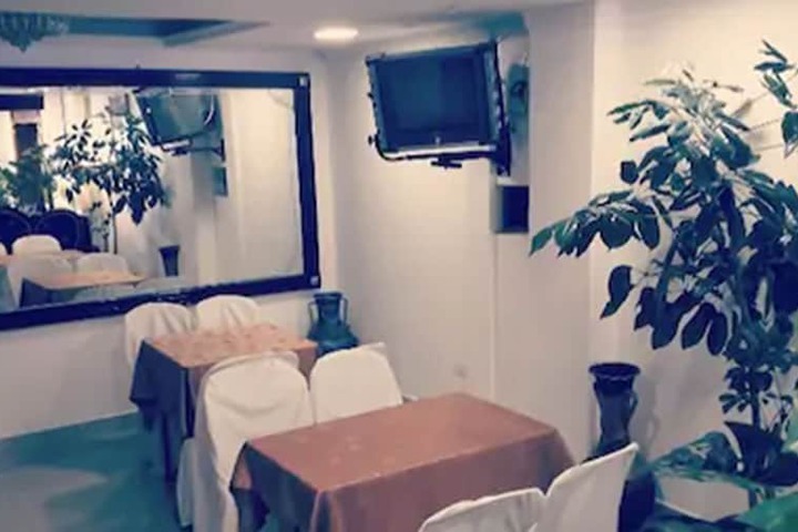 Dining 11 of 13