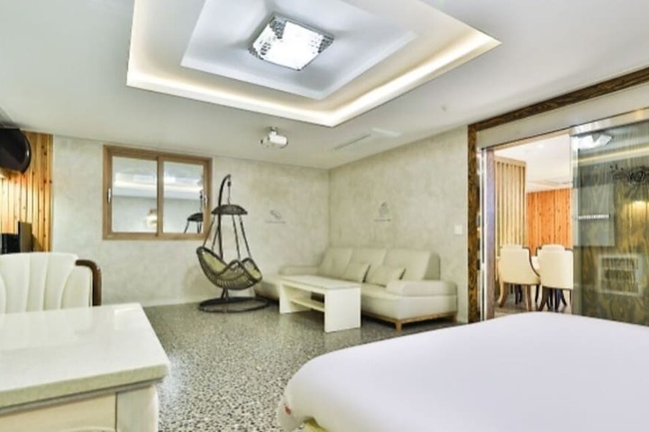 Room 12 of 100