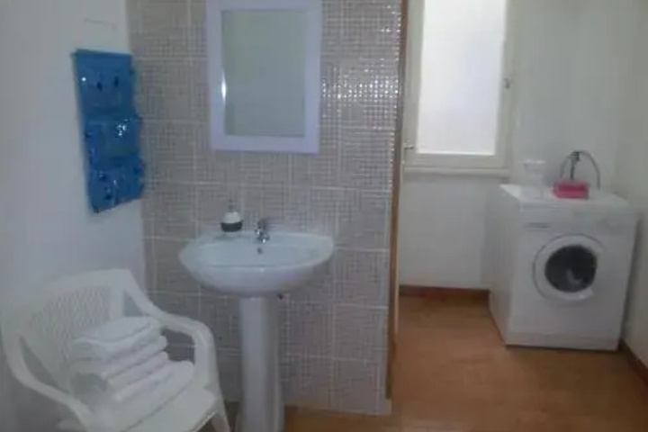 Room 6 of 10