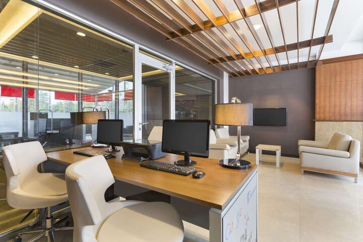 Business Center 85 of 89