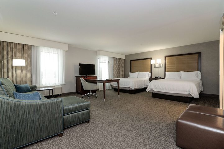 2 Queen Beds Mobility Accessible with Tub (8 of 17)