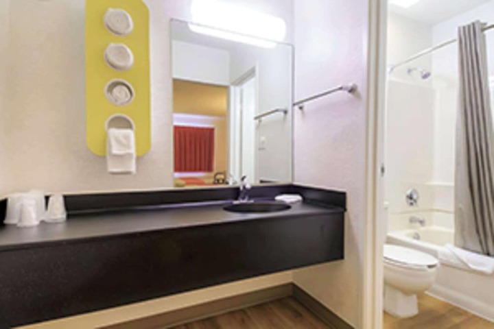 1 Queen Bed Modern (7 of 8)