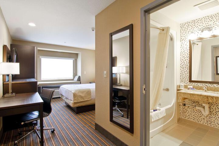 2 Queen Beds Microwave and Refrigerator Full Breakfast (12 of 15)