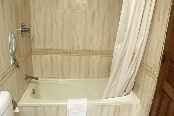 Deep soaking bathtub