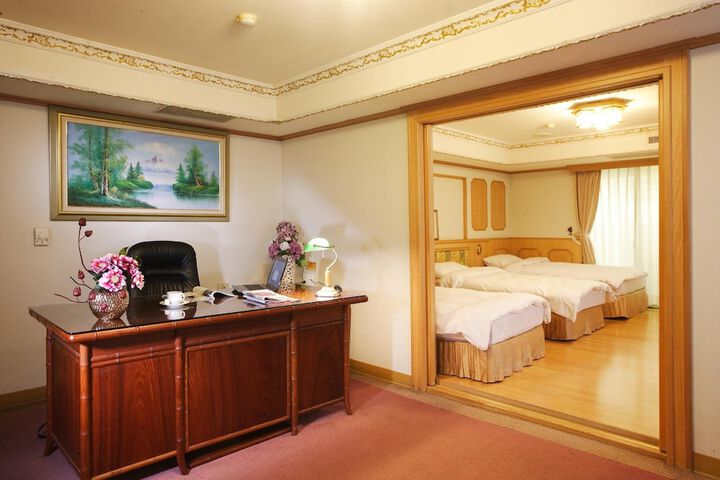 Room 9 of 32
