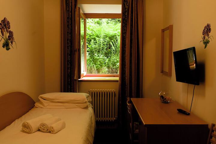 Room 12 of 32
