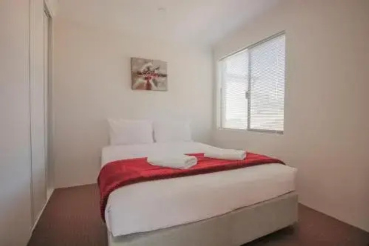 Room 4 of 12