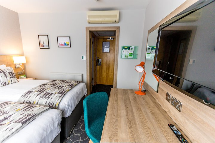 Room 12 of 210