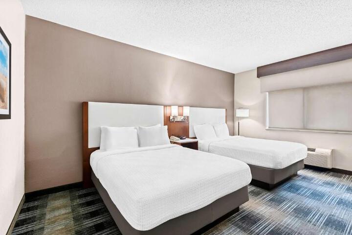 2 Queen Beds Flat Screen Television Work Desk Microwave and Refrigerator, Coffee Maker Full Breakfast (4 of 6)