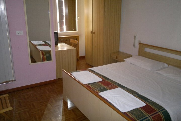Room 10 of 34