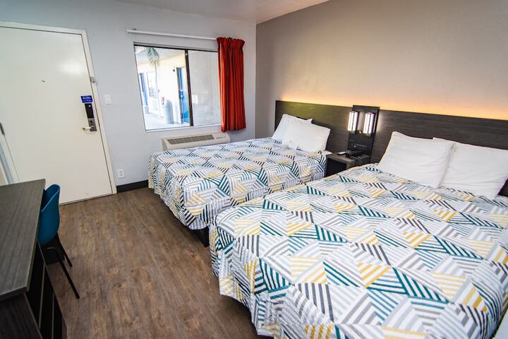 Double Accessible Queen Size Bed (11 of 17)
