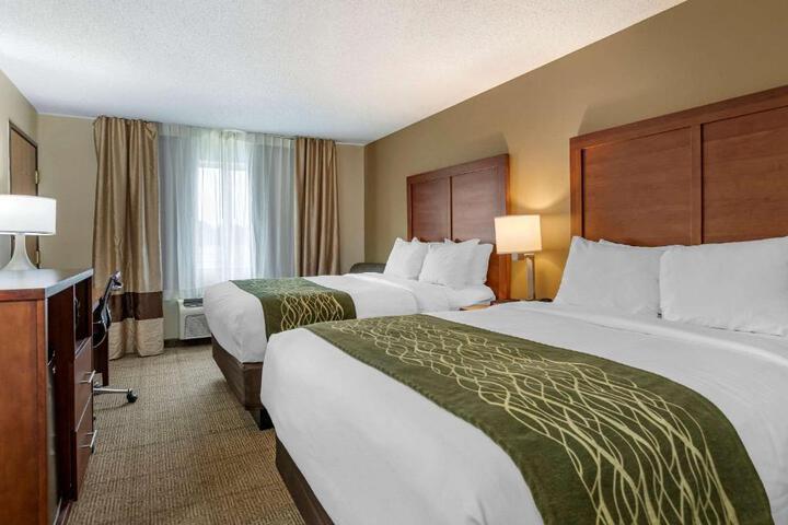 2 Queen Beds (9 of 12)