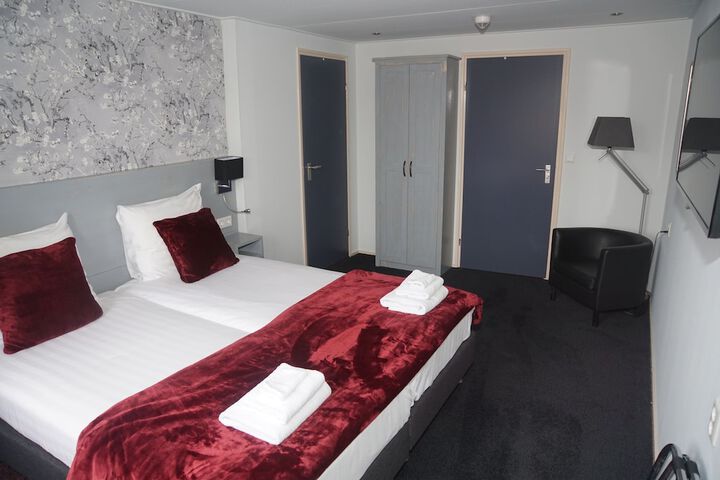Room 6 of 33