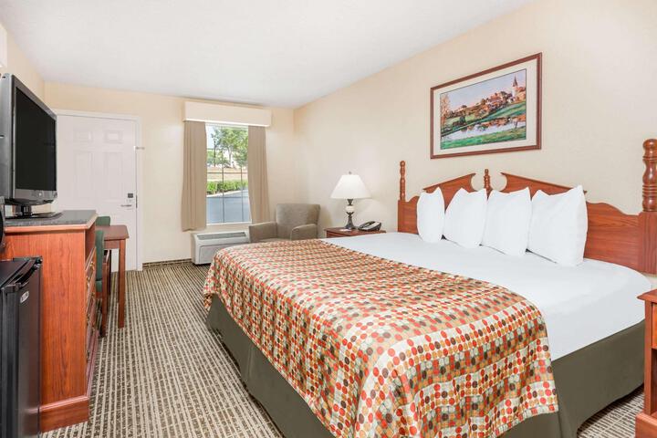 1 King Bed (3 of 7)
