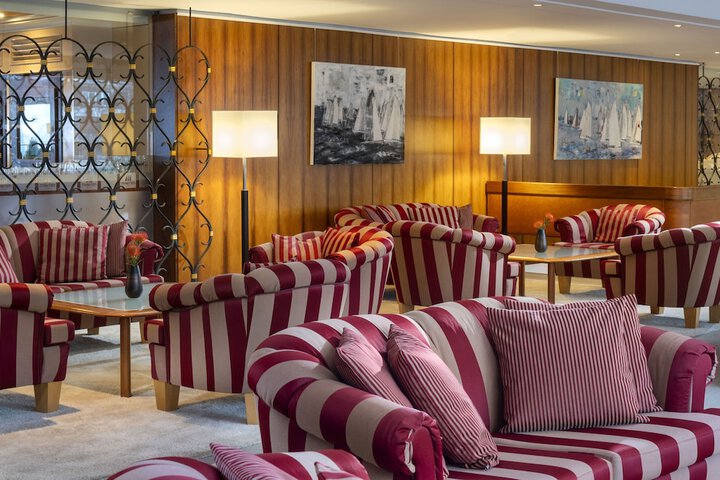 Lounge 90 of 132