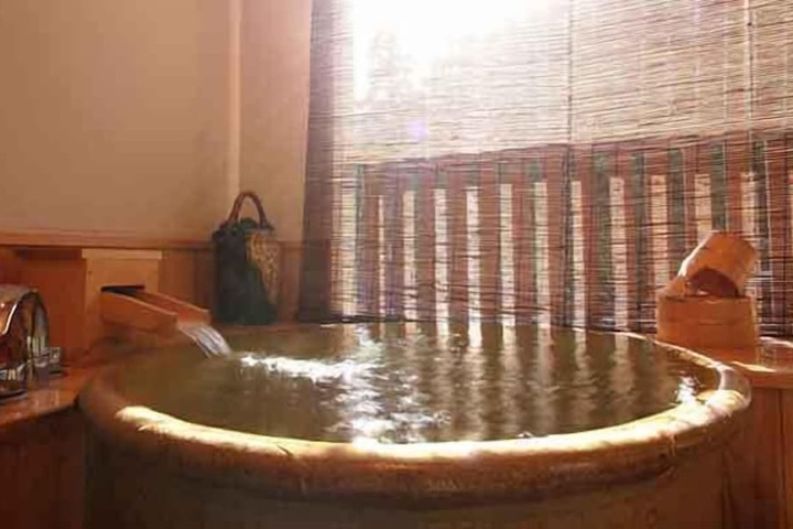 Deep soaking bathtub