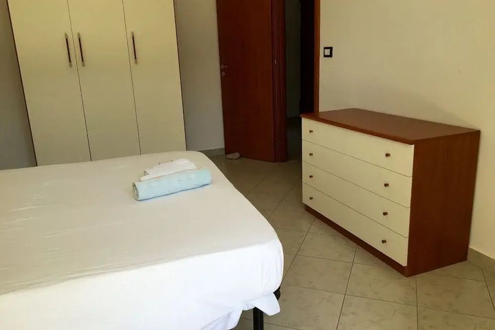 Room 5 of 10