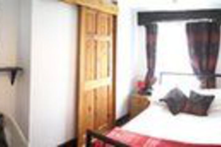 Room 4 of 11