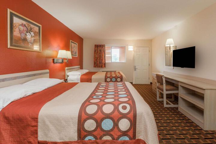 2 Queen Beds (14 of 16)
