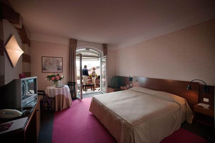 Room 8 of 43
