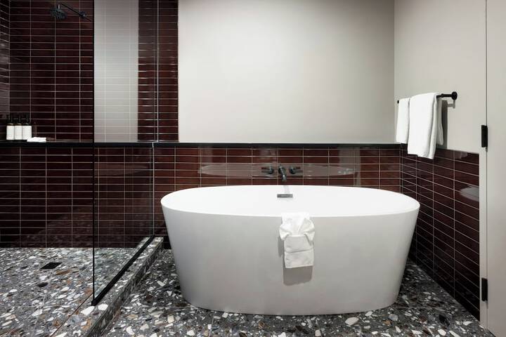 Deep soaking bathtub