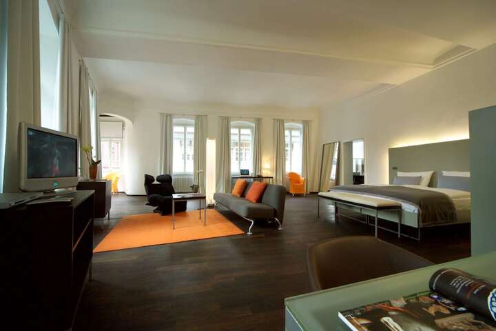 Room 14 of 90