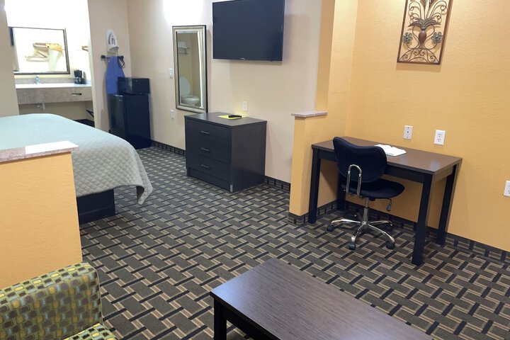 Deluxe King Bed (5 of 14)