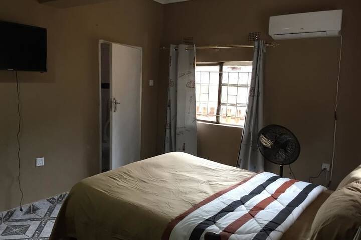 Room 8 of 9