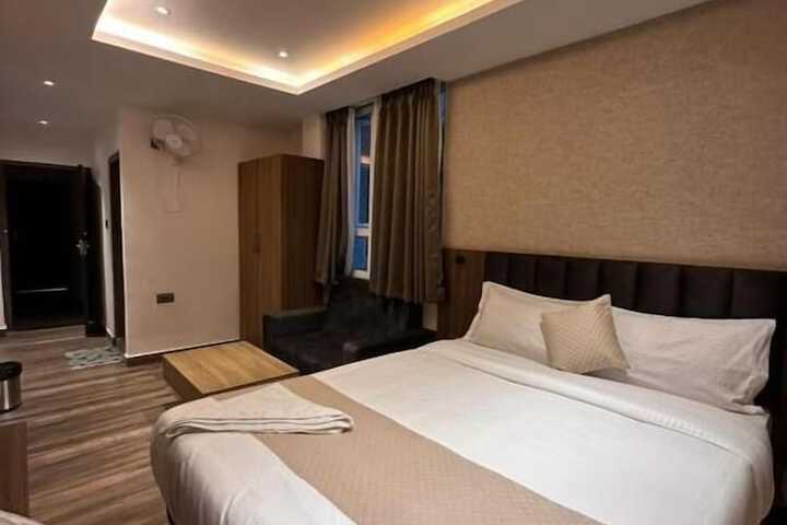 Room 4 of 32