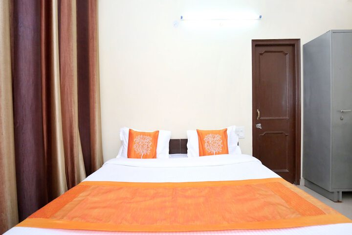 Room 8 of 12