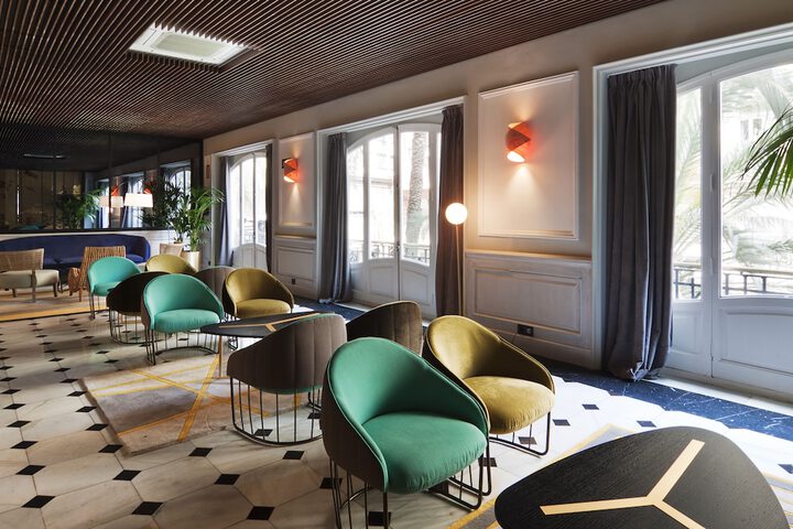 Lounge 53 of 61
