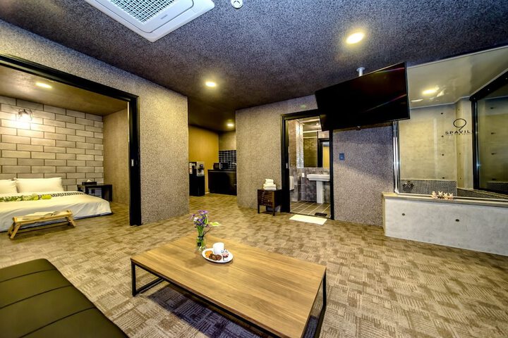 Room 9 of 71