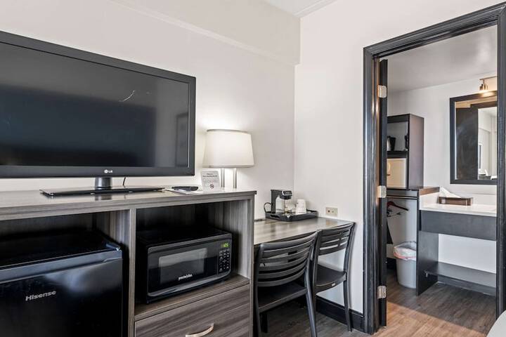 2 Double Beds Microwave and Refrigerator Flat Screen Television Work Desk High Speed Internet Accessible Continental Breakfast (13 of 32)