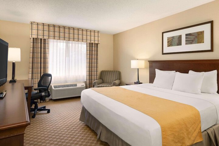 1 King Bed (2 of 4)