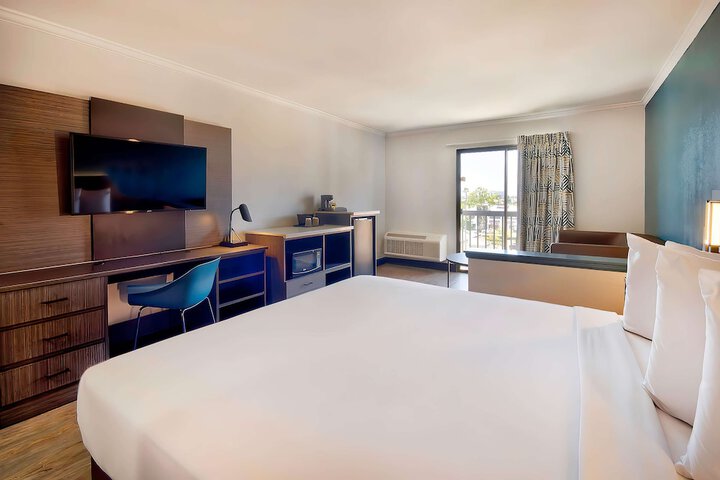 1 Queen Bed Modern (4 of 31)