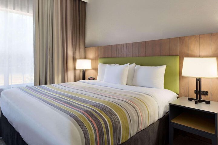 1 King Bed (2 of 12)
