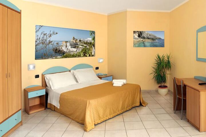 Room 4 of 32