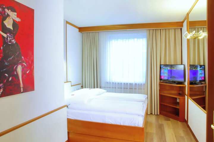 Room 32 of 94
