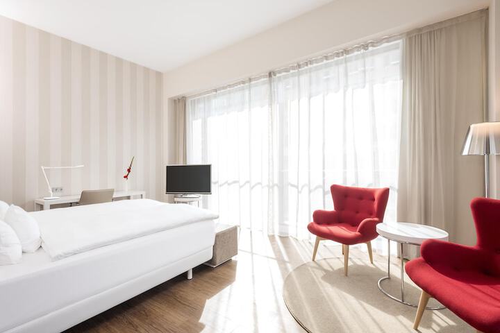 Room 32 of 66