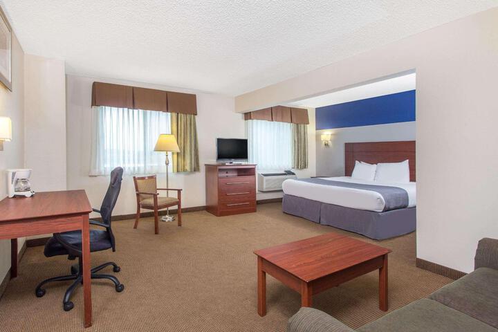 1 King Bed (3 of 10)