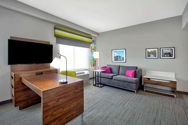 Suite King Bed Accessible (2 of 9)