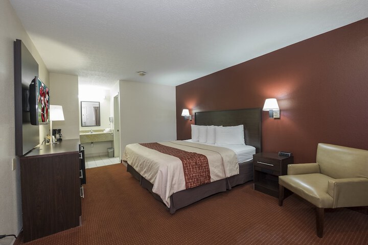 Deluxe King Bed (8 of 13)
