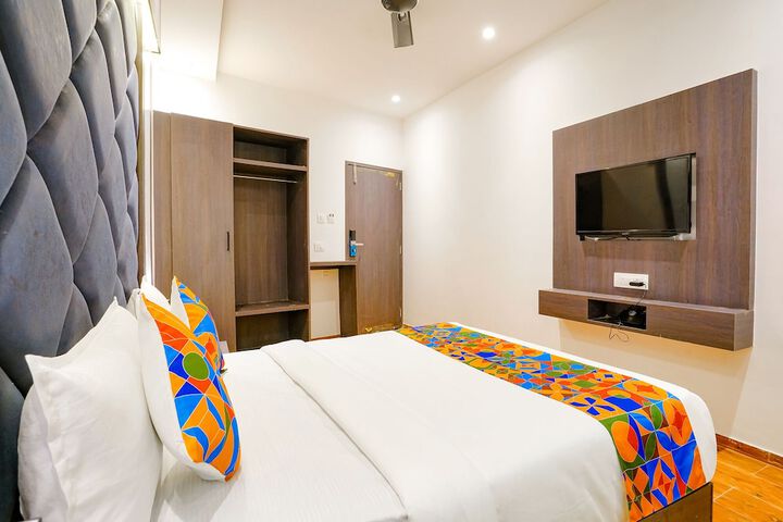 Room 8 of 33