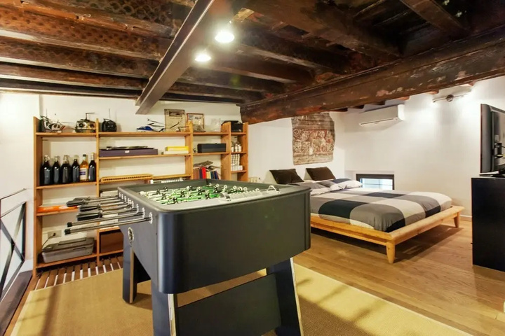 Room 6 of 10