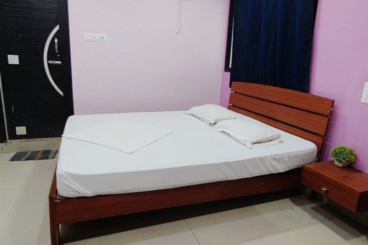 Room 4 of 9